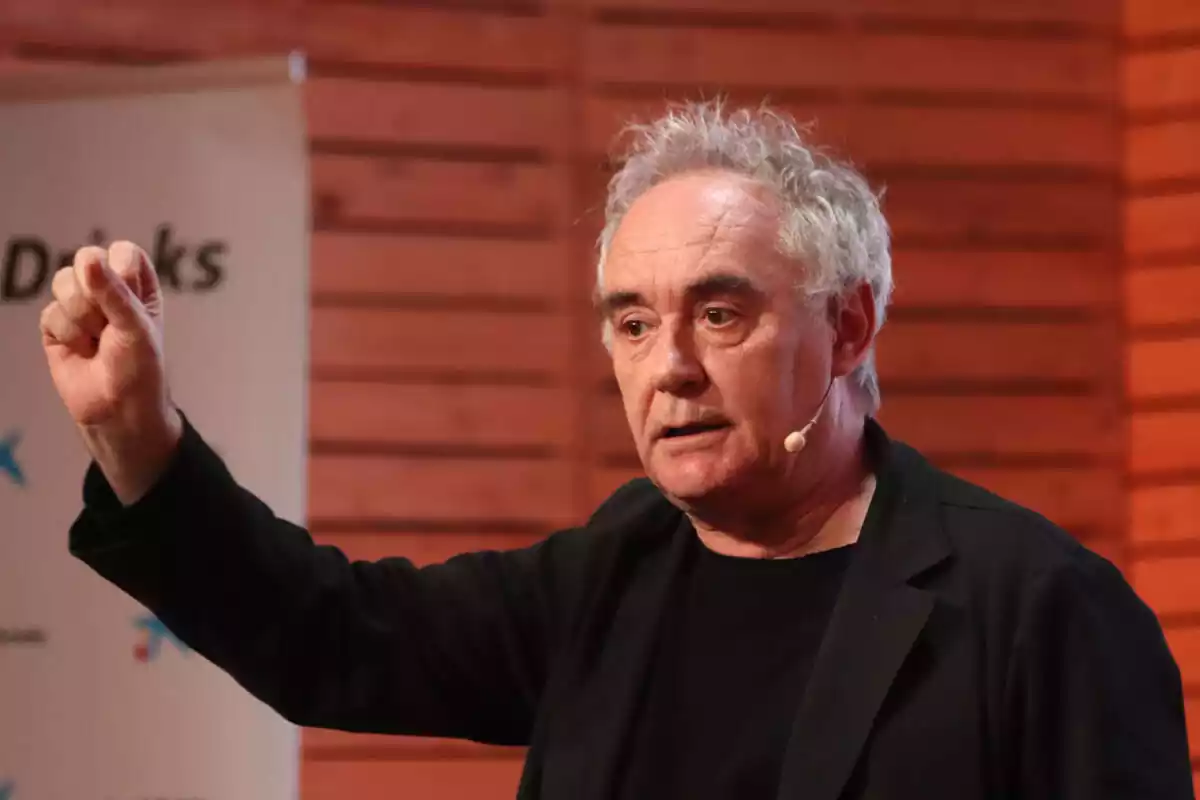 Ferran Adrià durante una conferencia con el puño levantado