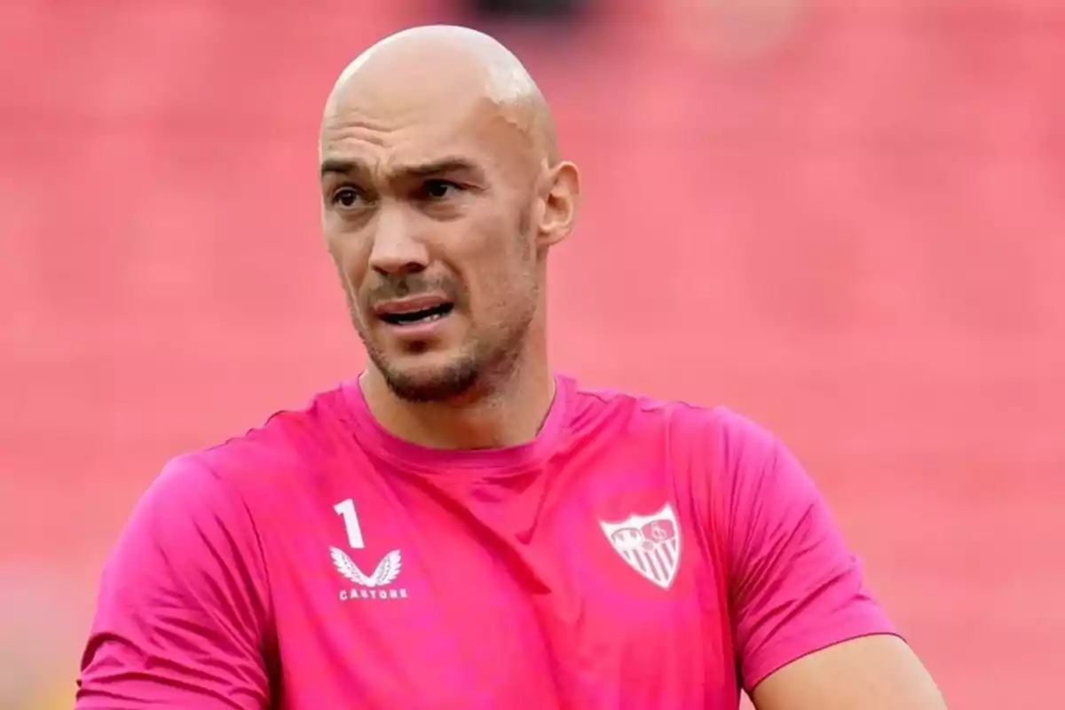 Un jugador de fútbol con camiseta rosa del Sevilla FC.