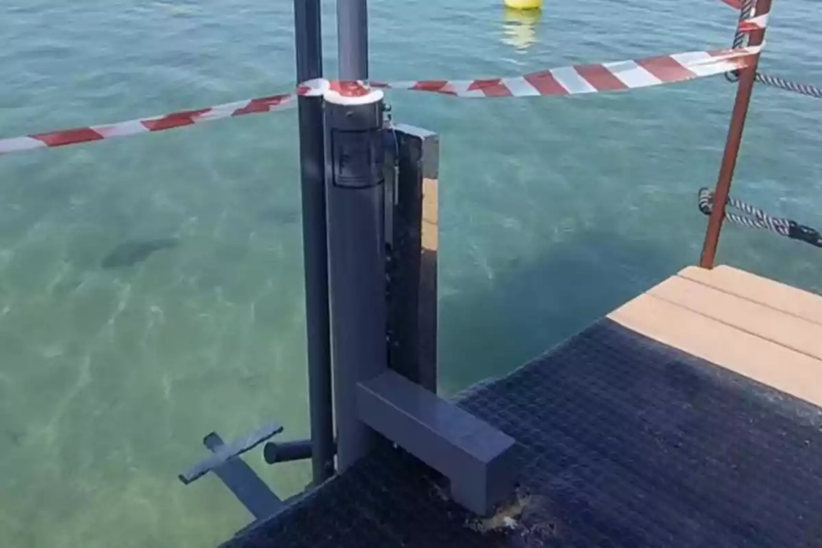 Dispositivo de acceso para personas con discapacidad en un muelle sobre el agua.