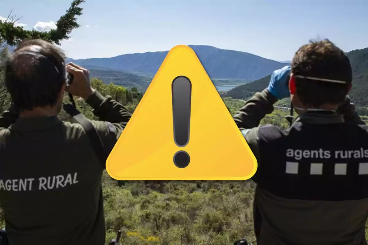 Dos agentes rurales observan el paisaje con binoculares, con un símbolo de advertencia amarillo superpuesto en el centro de la imagen.