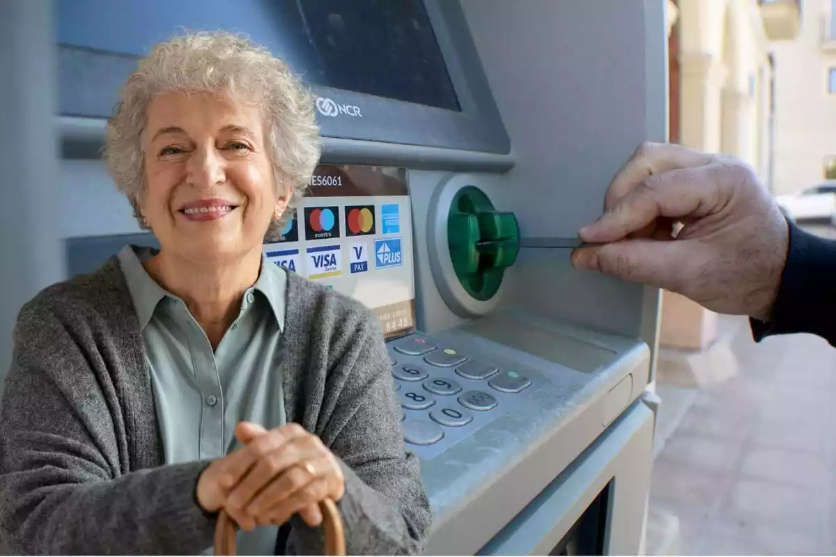 Montaje con una imagen de alguien metiendo una tarjeta en un cajero. En primer término y a la izquierda, una anciana sonriendo