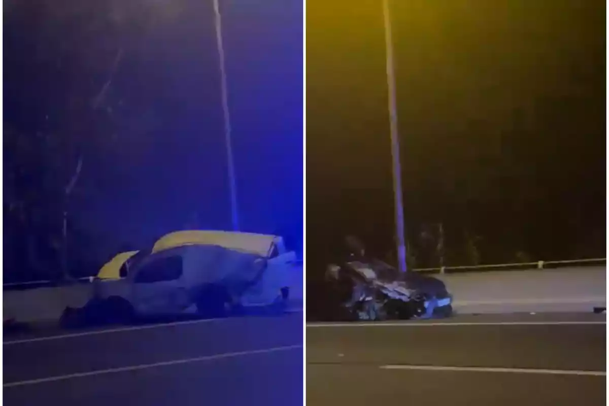 Dos vehículos dañados en un accidente nocturno en una carretera iluminada por luces amarillas.