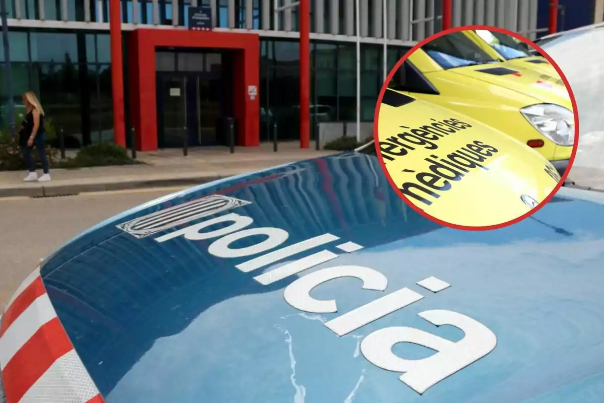 Un coche de policía y una ambulancia de emergencias médicas estacionados frente a un edificio con una persona caminando cerca.