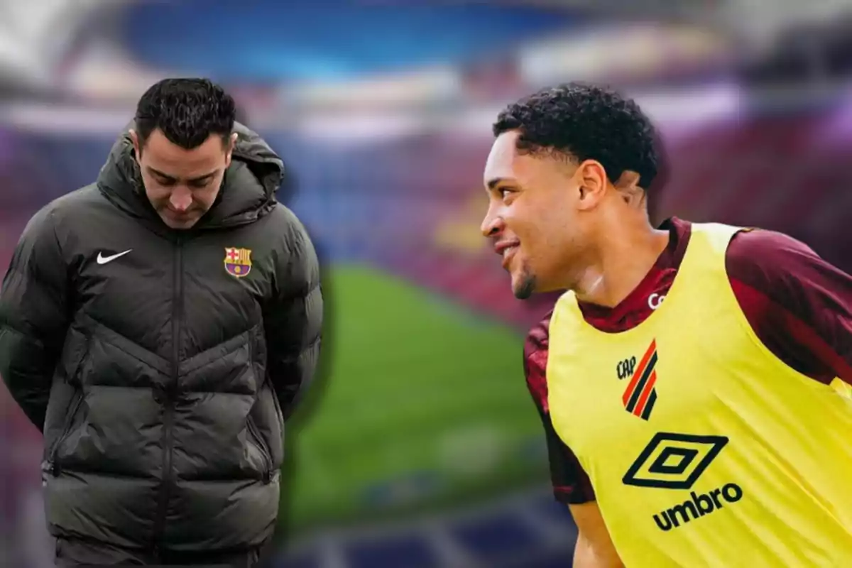 Un entrenador de fútbol con chaqueta del FC Barcelona y un jugador con peto de entrenamiento amarillo de Umbro en un estadio.