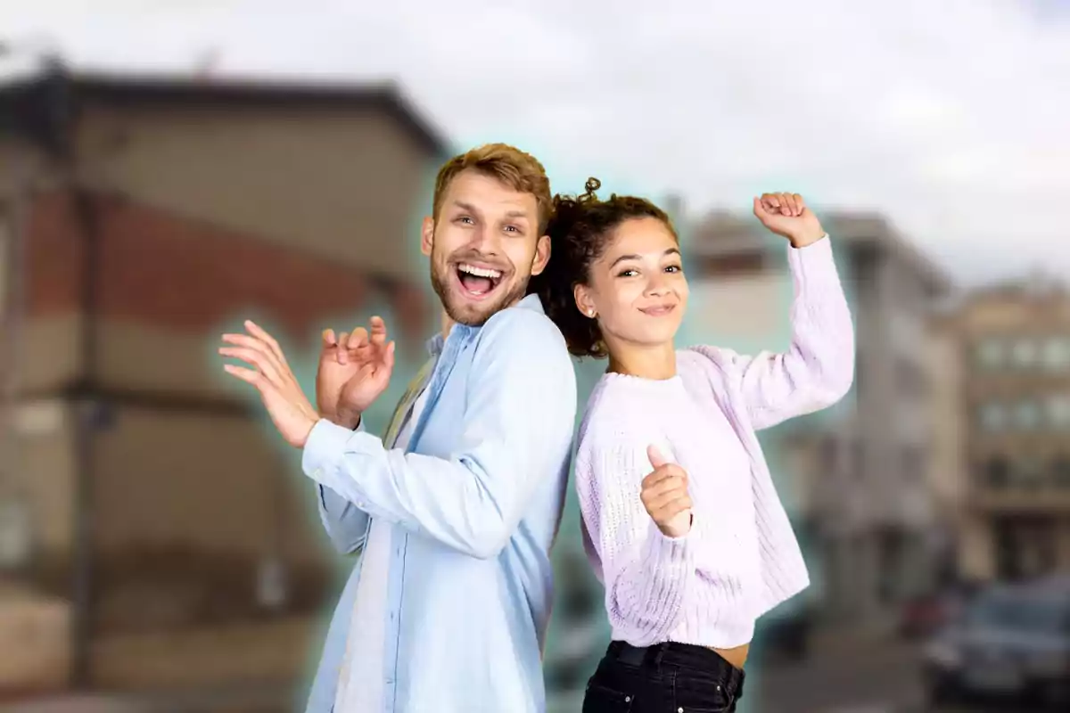 Dos personas felices posando de espaldas en una calle urbana.