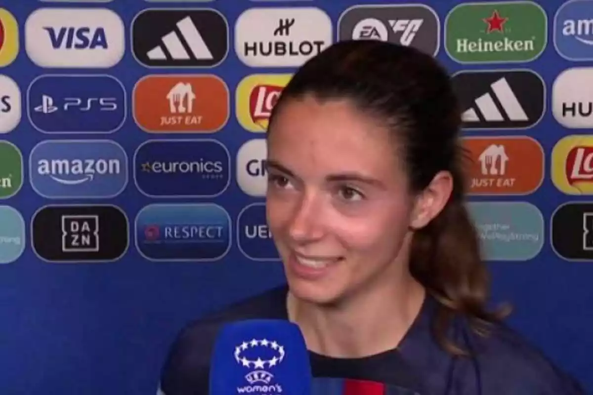 Aitana Bonmatí siendo entrevistada después de un partido de la UEFA Champions League Femenina