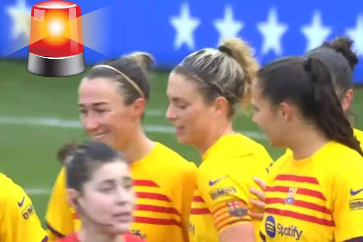 Montage en la que se ven las jugadoras del FC Barcelona femenino y una sirena arriba a la izquierda