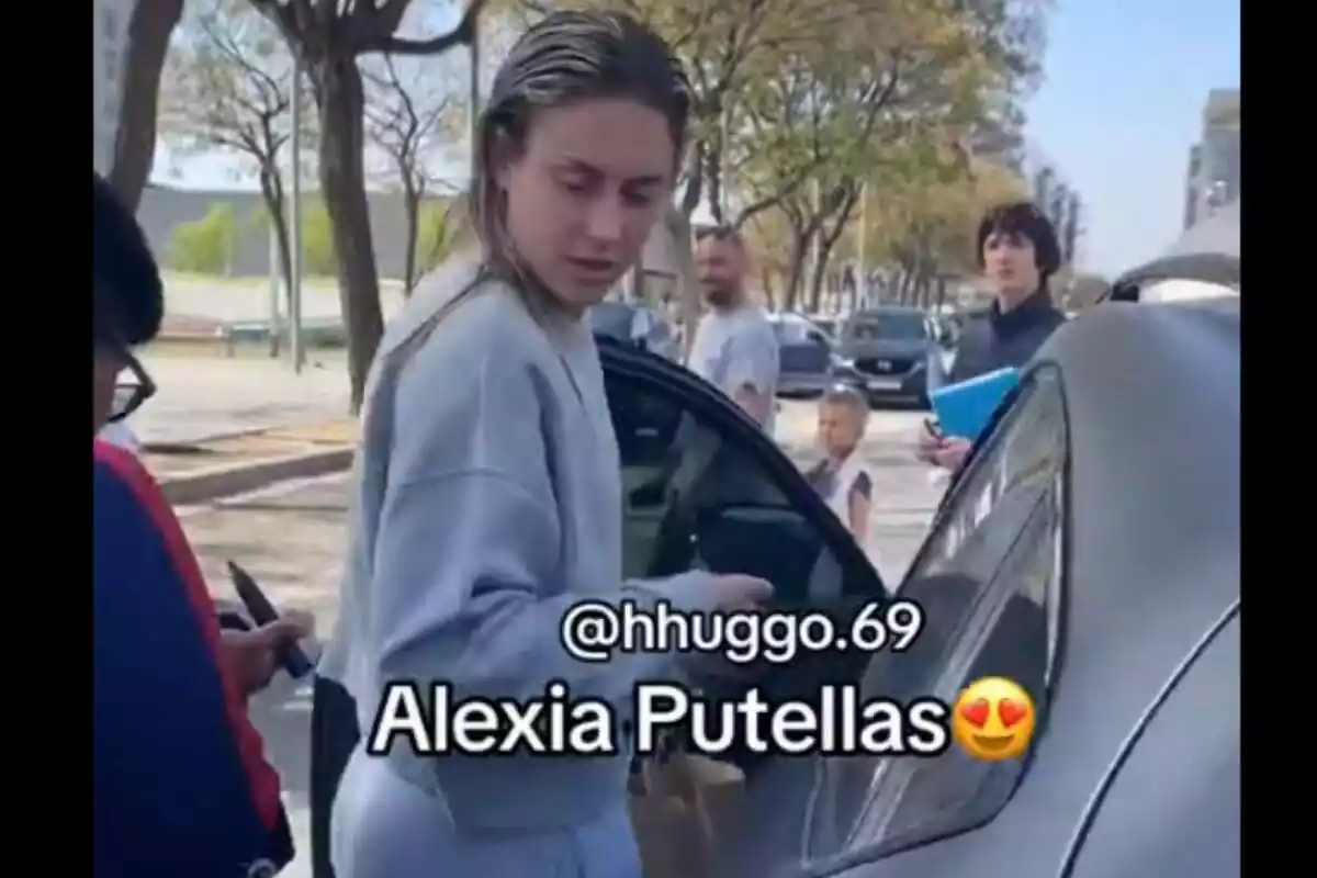 Alexia Putellas, jugadora del FC Barcelona femenino, entrando al coche después de firmar autógrafos a aficionados del Barça