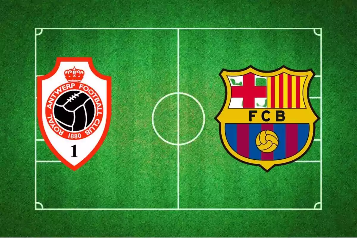 Montaje con los escudos del partido Royal Antwerp - Barça en un campo de fútbol