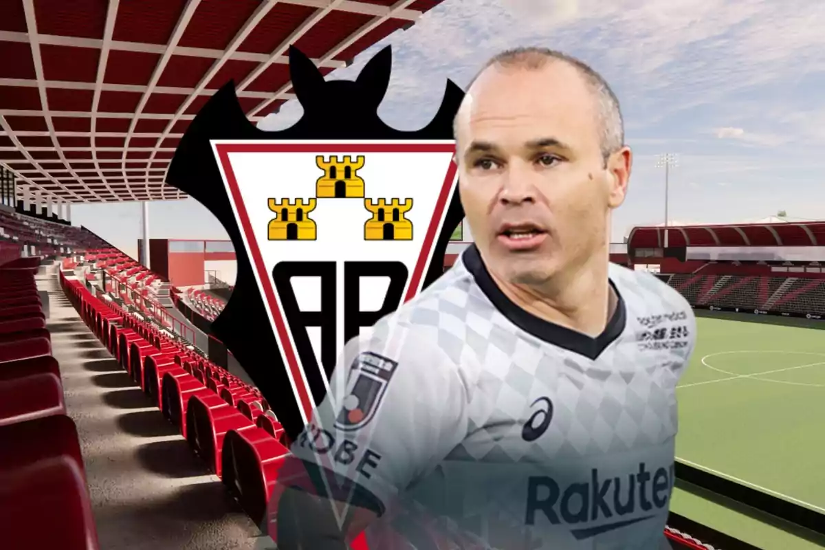 Andrés Iniesta en un partido con el Vissel Kobe y el estadio Carlos Belmonte de fondo