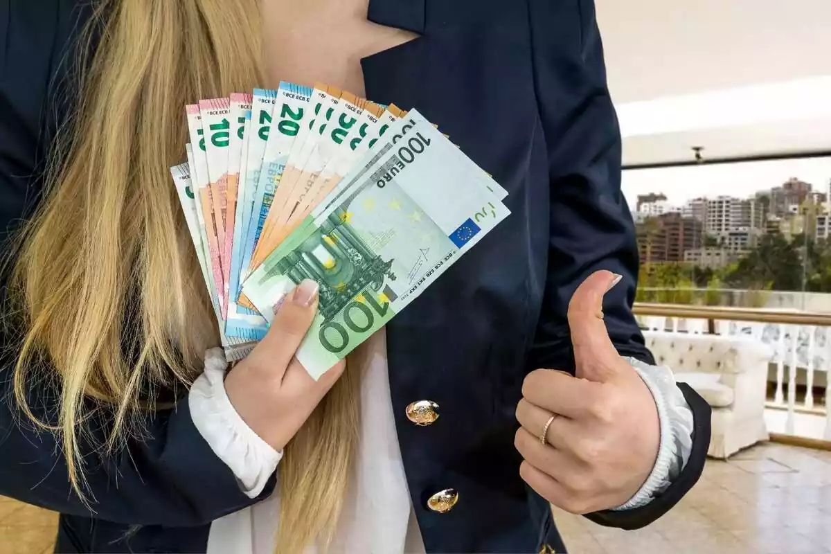 Montaje con una mujer sosteniendo dinero en primer término. De fondo la imagen del interior de un piso