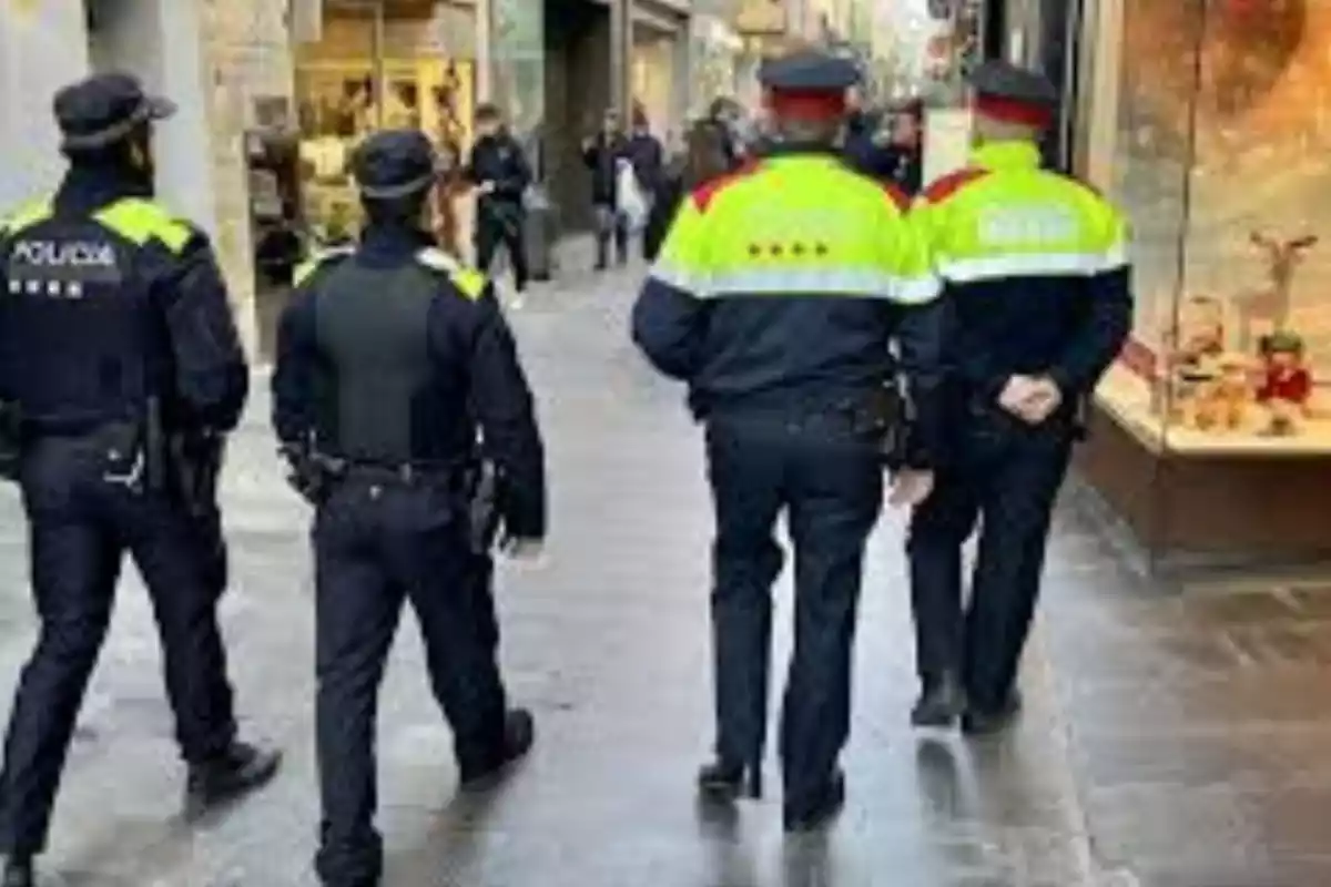 Foto con cuatro agentes de policía vigilando las calles