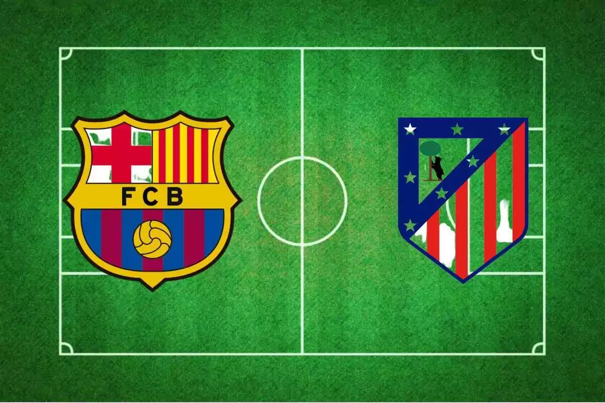 Montaje de un campo de fútbol con los escudos del Barça y el Atlético de Madrid