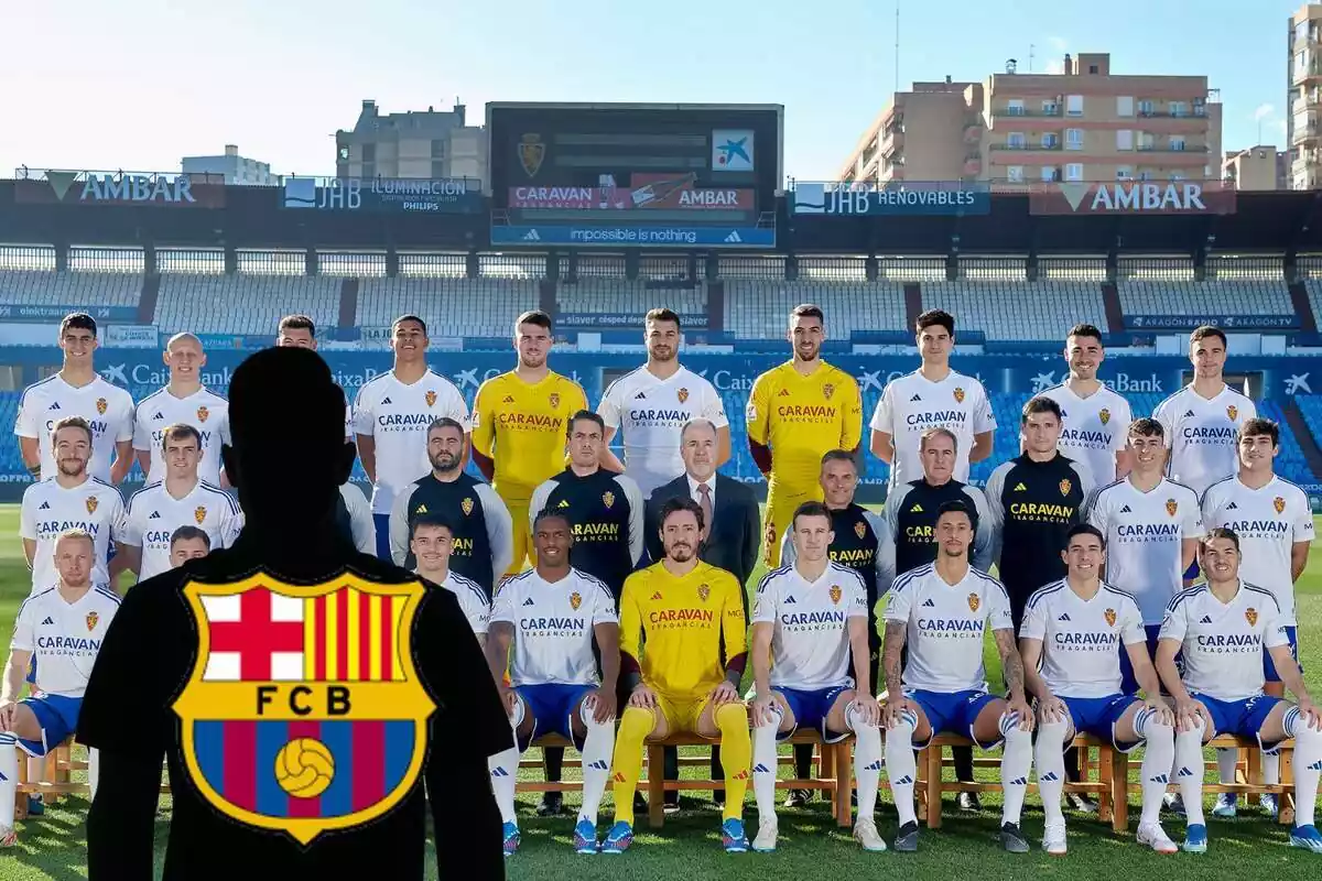 Montaje con la foto de la plantilla del Real Zaragoza y una sombra negra con el escudo del Barça abajo a la izquierda