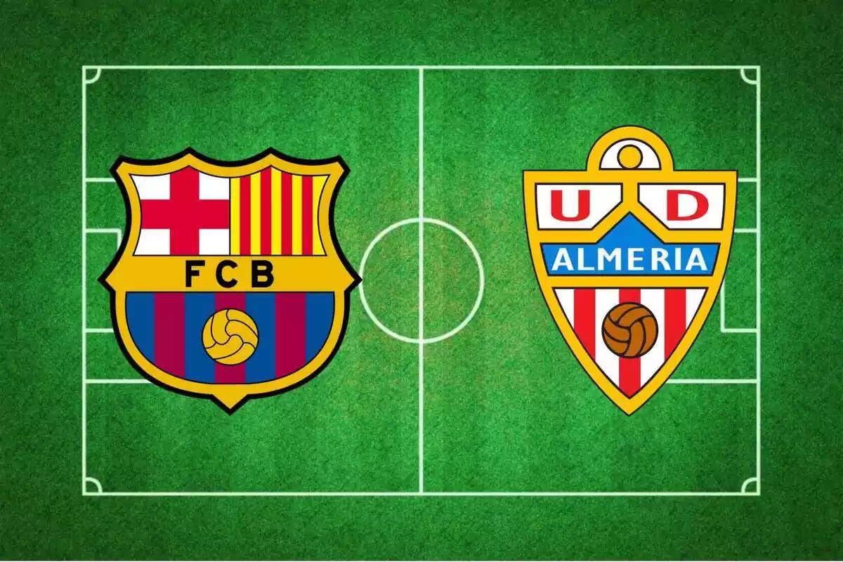 Montaje de un campo de fútbol con los escudos del FC Barcelona y la UD Almería