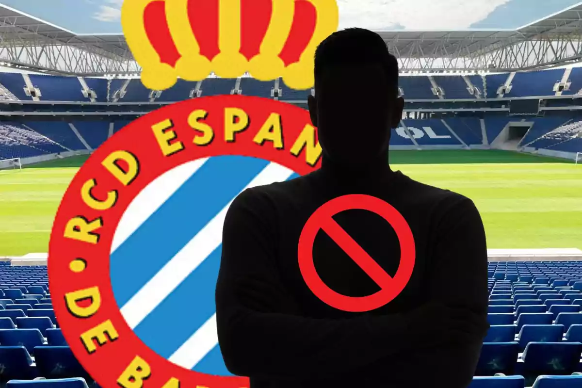 Una persona con la silueta oscurecida y un símbolo de prohibición en el pecho está de pie frente al escudo del RCD Espanyol en un estadio de fútbol vacío.