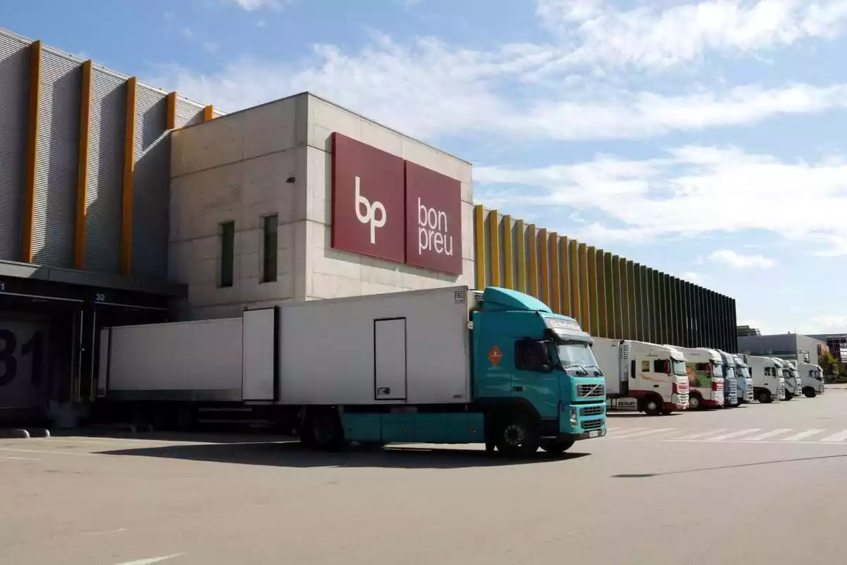 Un camión saliendo de las instalaciones del Grup Bonpreu