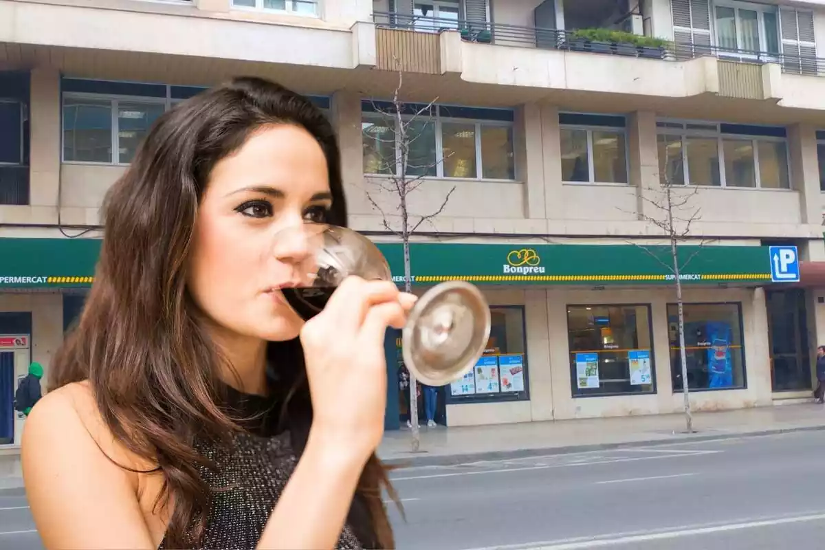 Montaje con una imagen del exterior de un establecimiento Bonpreu y en primer término, una chica bebiendo vino tinto