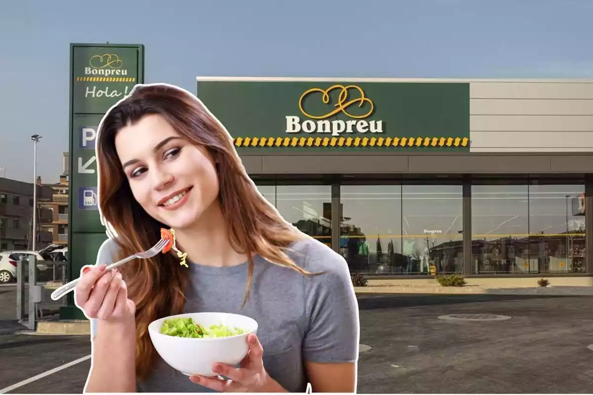 Montaje con una imagen del exterior de un establecimiento Bonpreu y en primer término una chica comiendo una ensalada