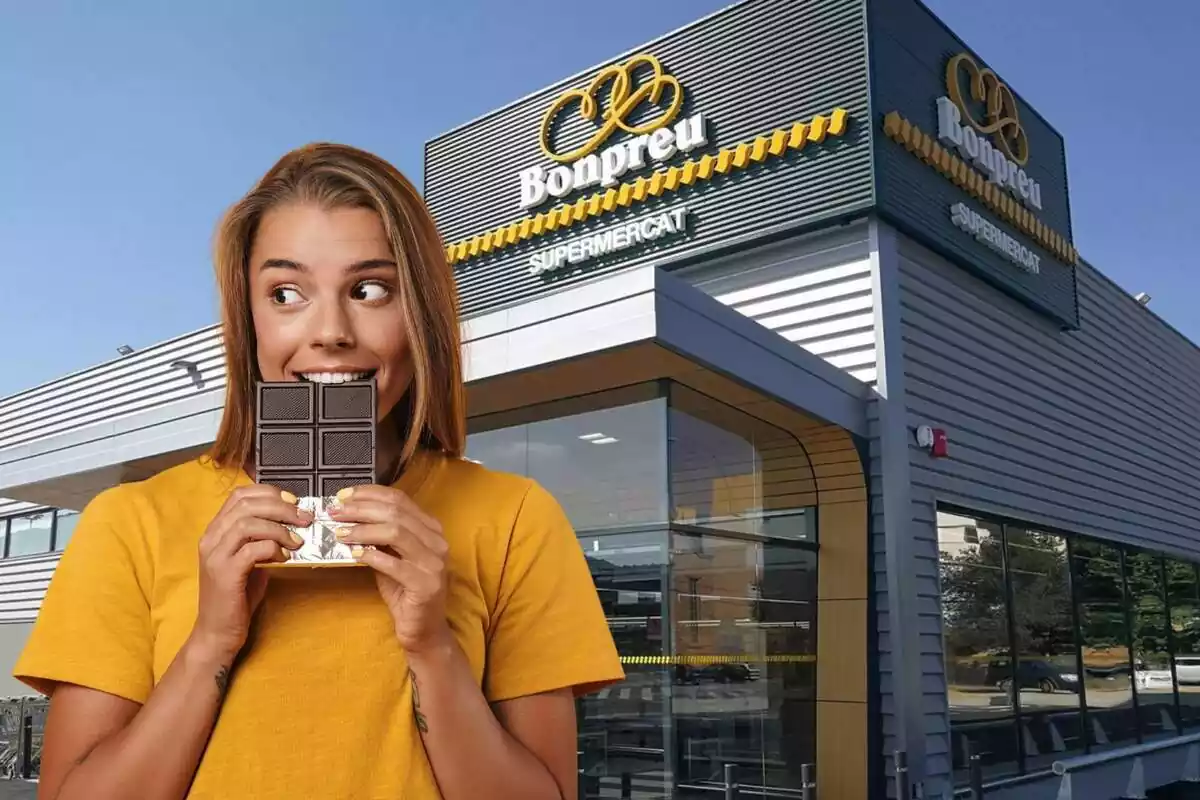 Montaje con una imagen del exterior de un establecimiento Bonpreu. En primer término, a la izquierda, una chica joven comiendo chocolate