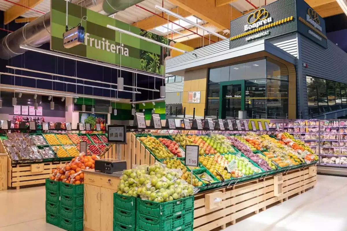 Montaje con una imagen de una frutería de un supermercado. A la derecha una imagen con un establecimiento de Bonpreu y Esclat