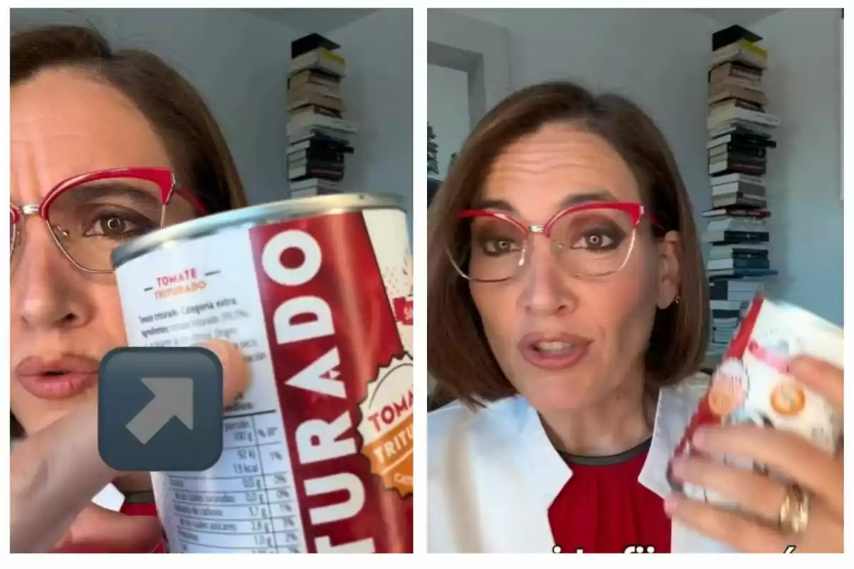 Mujer con gafas rojas mostrando una lata de tomate triturado en un entorno con una pila de libros.