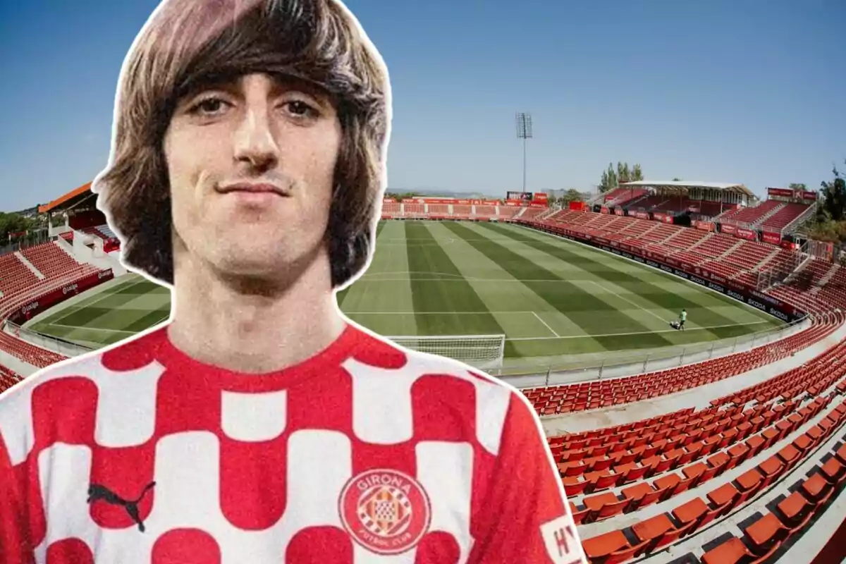 Un jugador de fútbol con la camiseta del Girona FC en un estadio vacío.