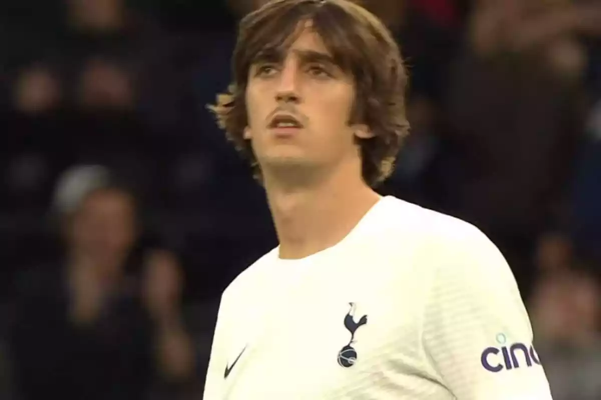 Bryan Gil mirando hacia arriba durante un partido con el Tottenham