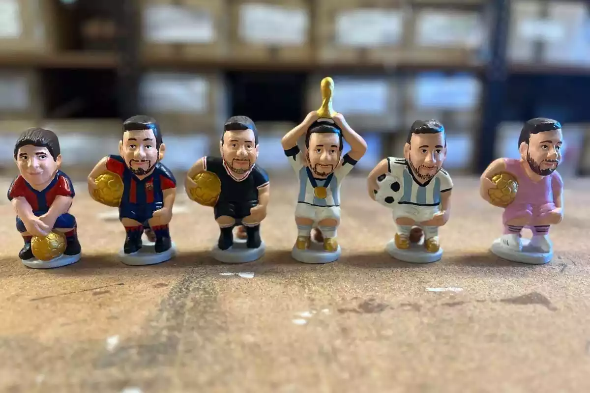 Imagen de varias figuritas del 'caganer' de Leo Messi