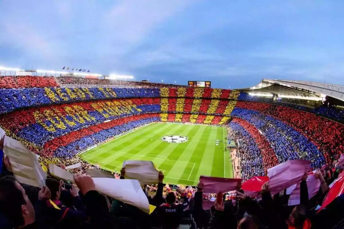 Imagen del antiguo Camp Nou lleno durante un partido de fútbol