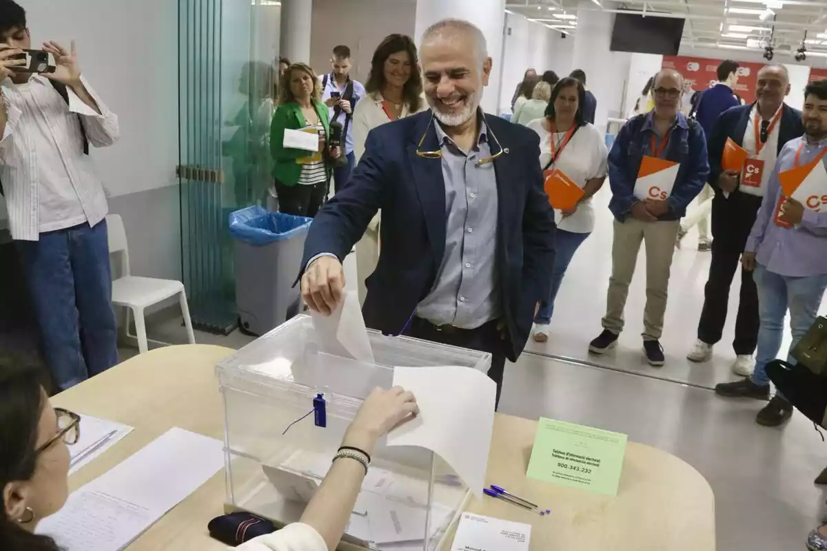 Carlos Carrizosa votando