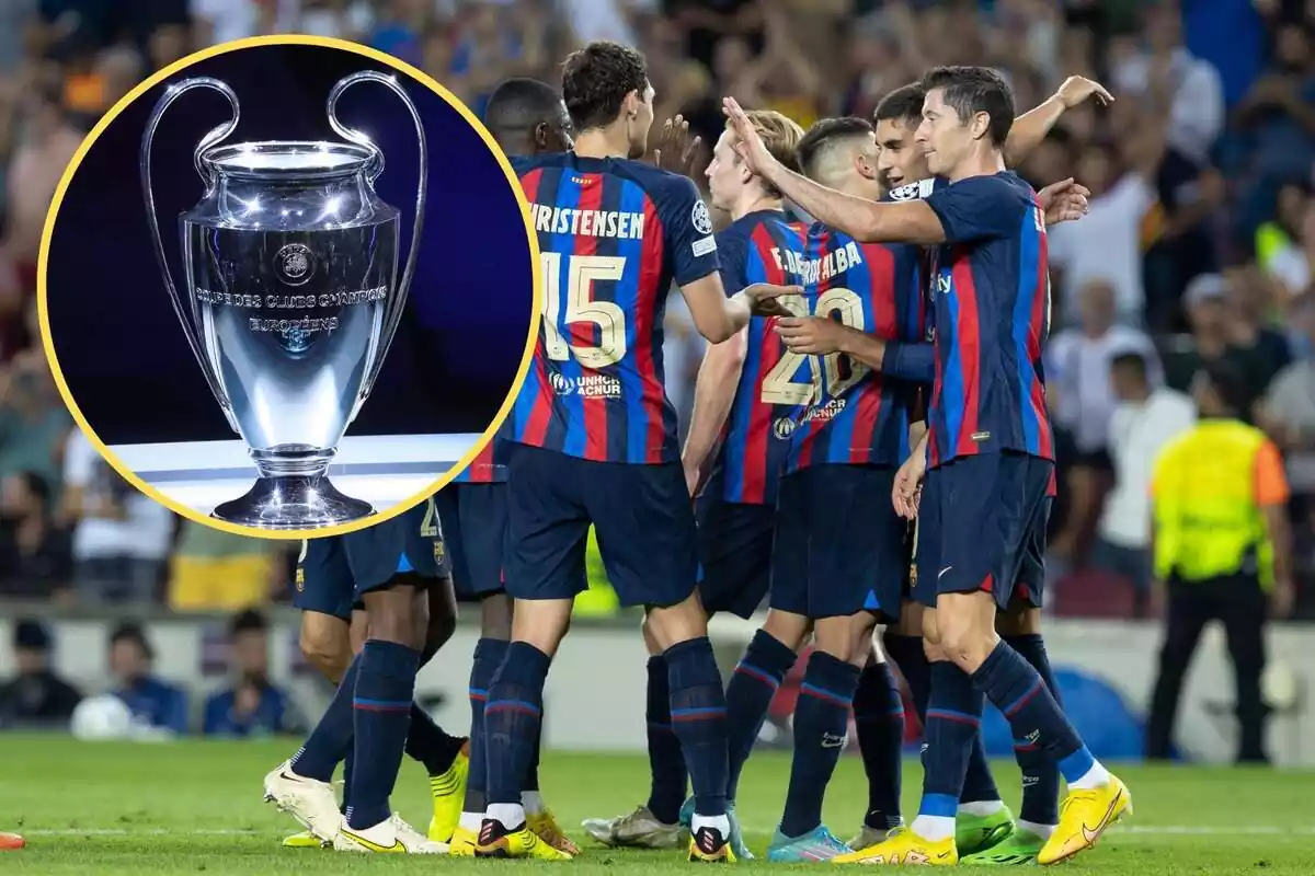 Montaje con una imagen de futbolistas del FC Barcelona durante un partido. En la esquina superior izquierda, dentro de un círculo, el trofeo de la Champions League