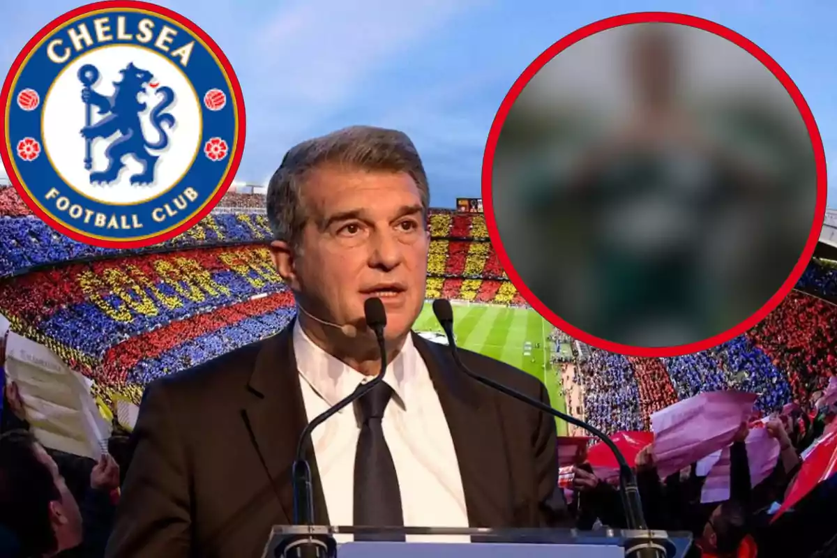 Hombre hablando en un podio con el logo del Chelsea FC y un estadio de fondo.