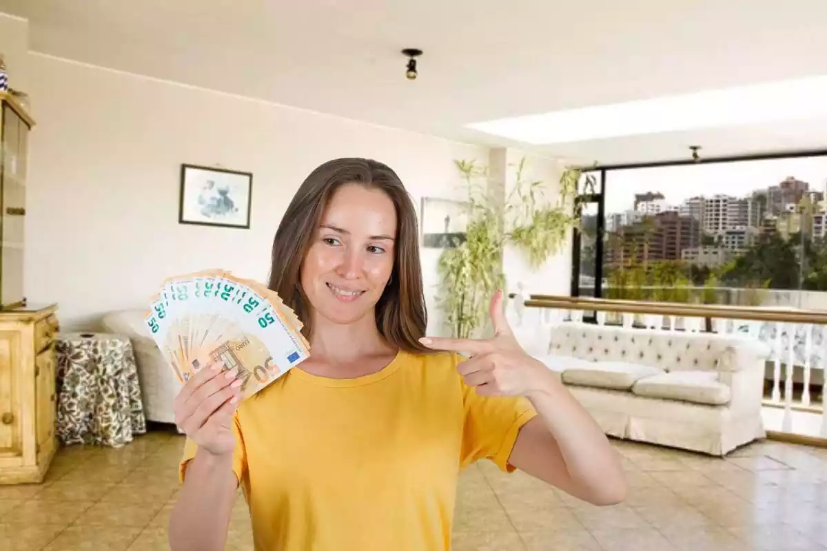 Chica sosteniendo billetes de 50 euros dentro de una vivienda