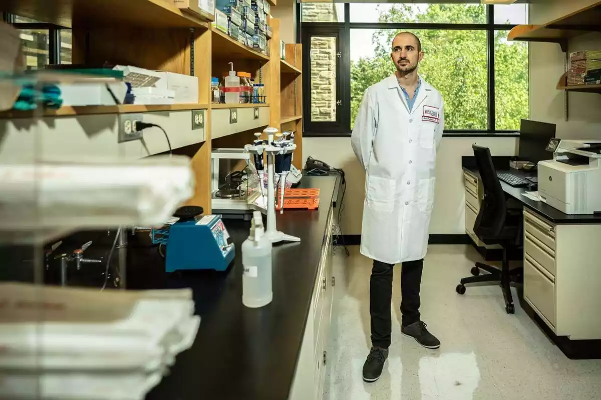 El científico catalán Israel Cañadas en un laboratorio