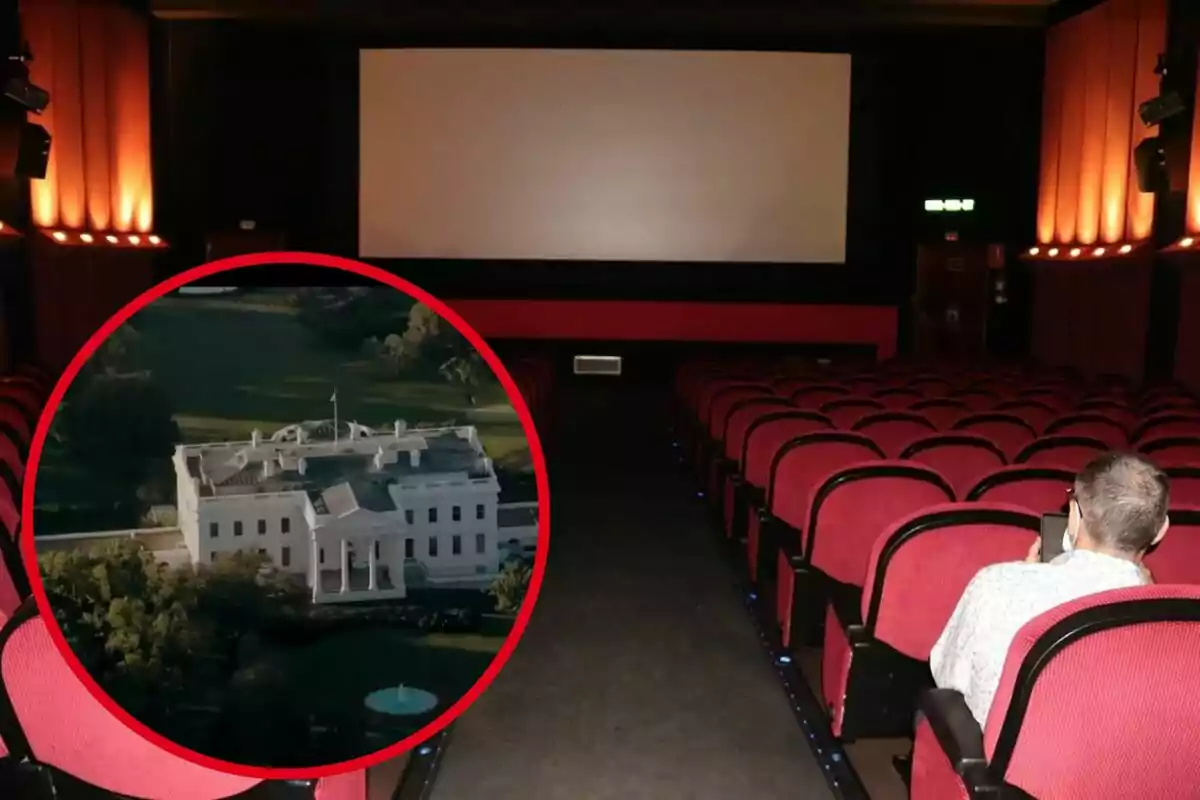 Una sala de cine vacía con una persona sentada al fondo y una imagen de la Casa Blanca en un círculo rojo superpuesta en la esquina inferior izquierda.