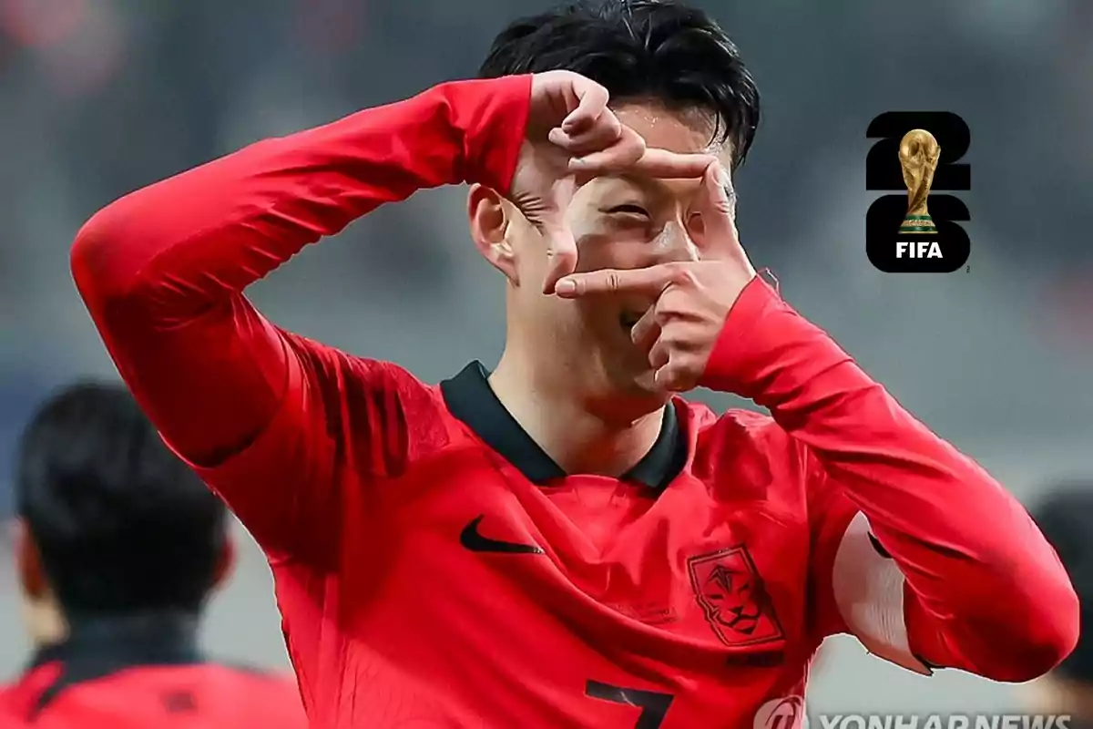 Son celebrando un gol con la selección de Corea del Sur en un partido frente a China