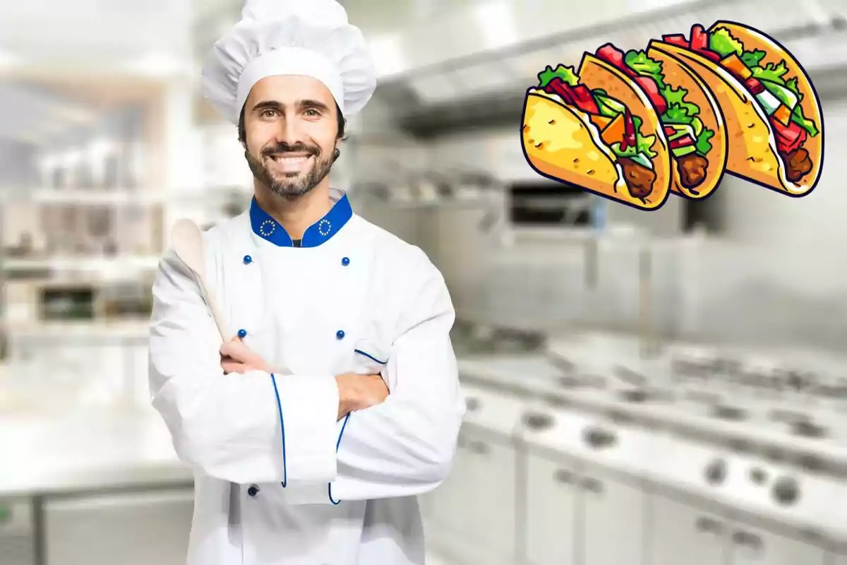 Un chef sonriente con uniforme blanco y gorro de cocinero, sosteniendo una cuchara de madera, en una cocina profesional con una ilustración de tres tacos en el fondo.