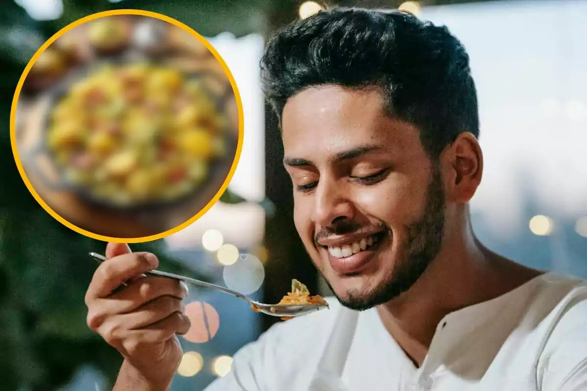 Un hombre sonriente disfrutando de una comida con un plato desenfocado en el fondo.