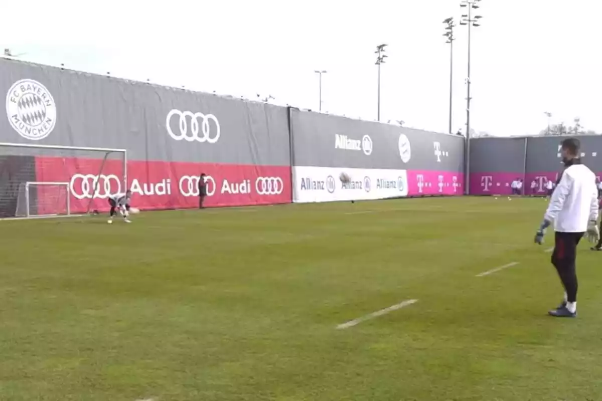 Entrenamiento del Bayern de Munich en un campo de fútbol