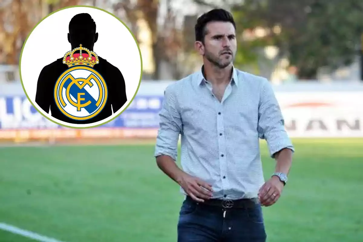 Un hombre caminando en un campo de fútbol con una imagen de un escudo del Real Madrid superpuesta en la esquina superior izquierda.