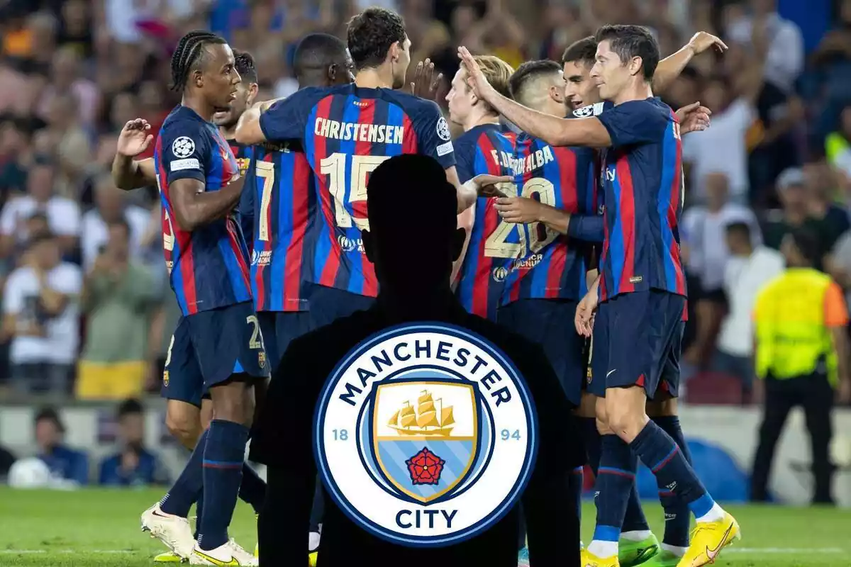 Montage con el equipo del FC Barcelona celebrando un gol y una sombra negra en el centro con el escudo del Manchester City