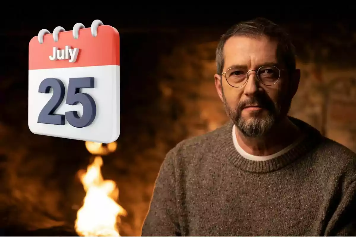 Un hombre con gafas y barba está sentado frente a una chimenea, junto a un calendario que muestra la fecha 25 de julio.