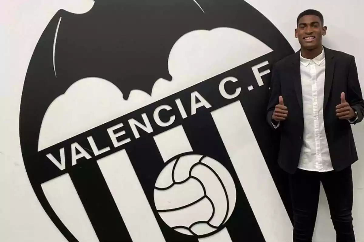 Cristhian Mosquera, posando con el escudo del Valencia CF