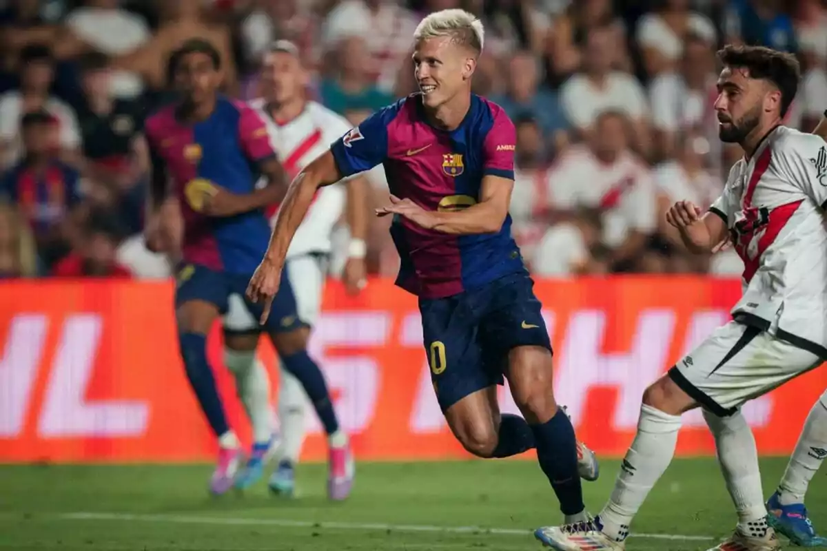 Jugadores de fútbol en acción durante un partido, uno de ellos con el uniforme del FC Barcelona y otro con el uniforme del equipo contrario.