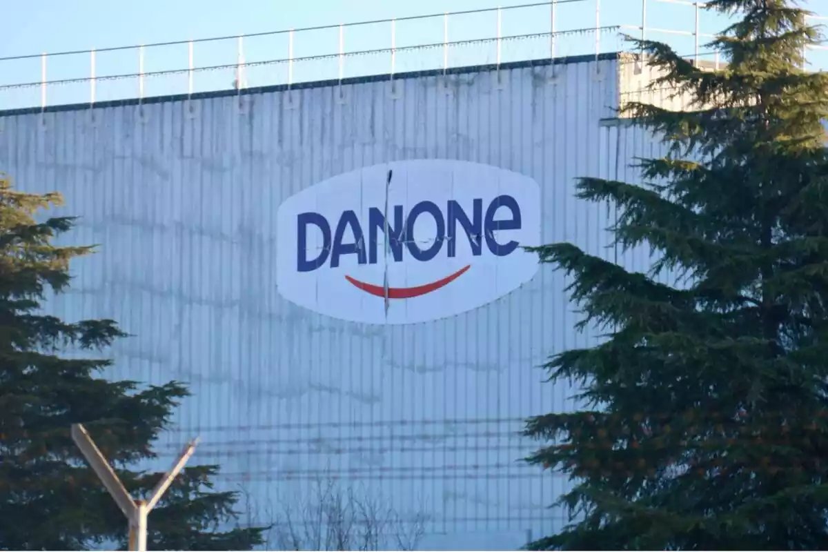 Imagen del exterior de una fábrica Danone