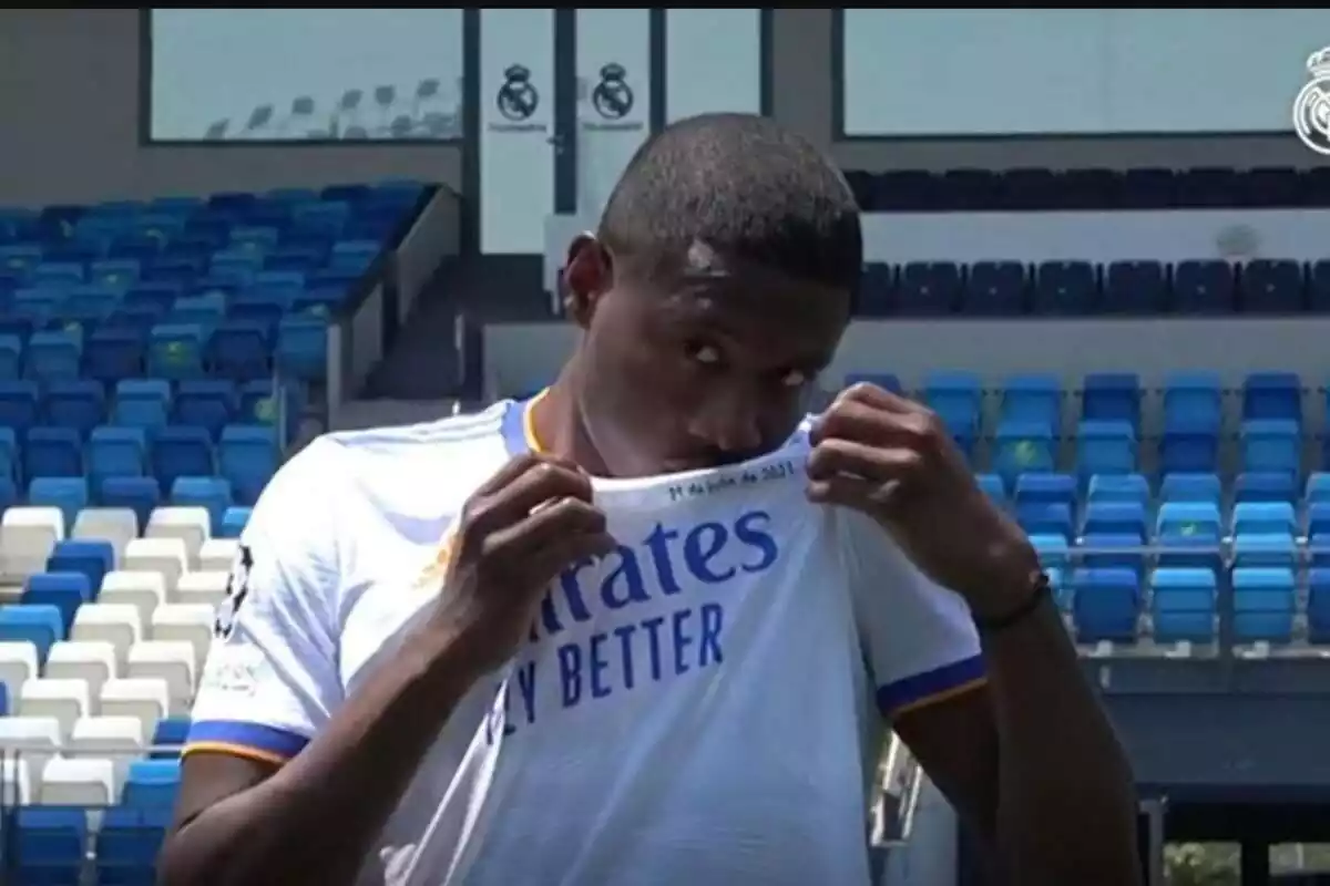 David Alaba besando la camiseta del Real Madrid