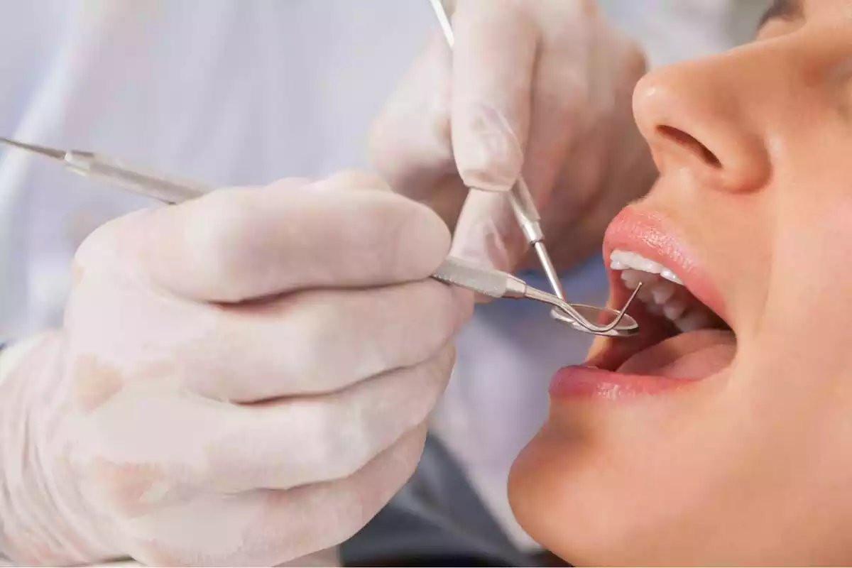 Una mujer siendo atendida por un dentista
