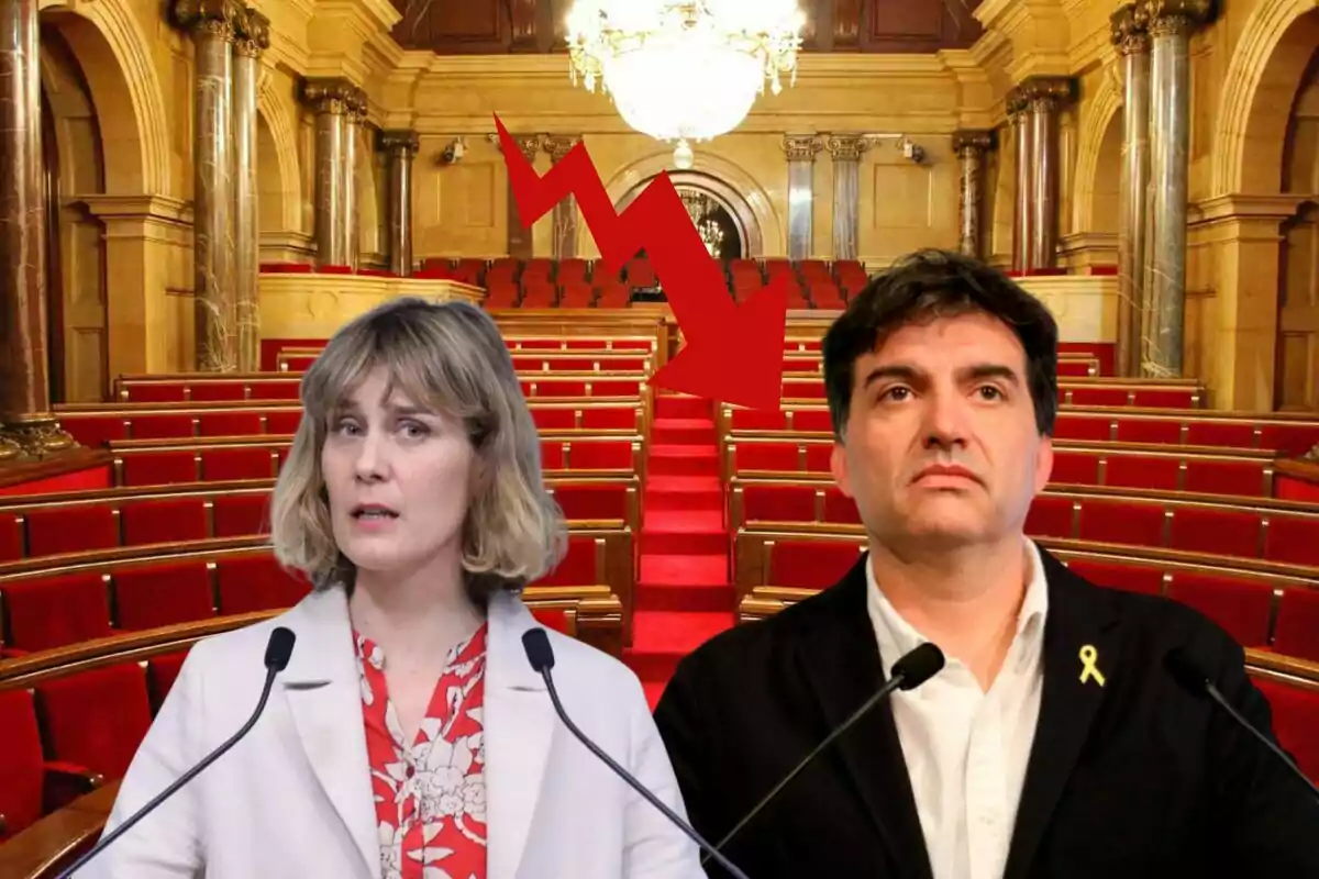 Dos personas hablando en un parlamento con una flecha roja descendente en el fondo.