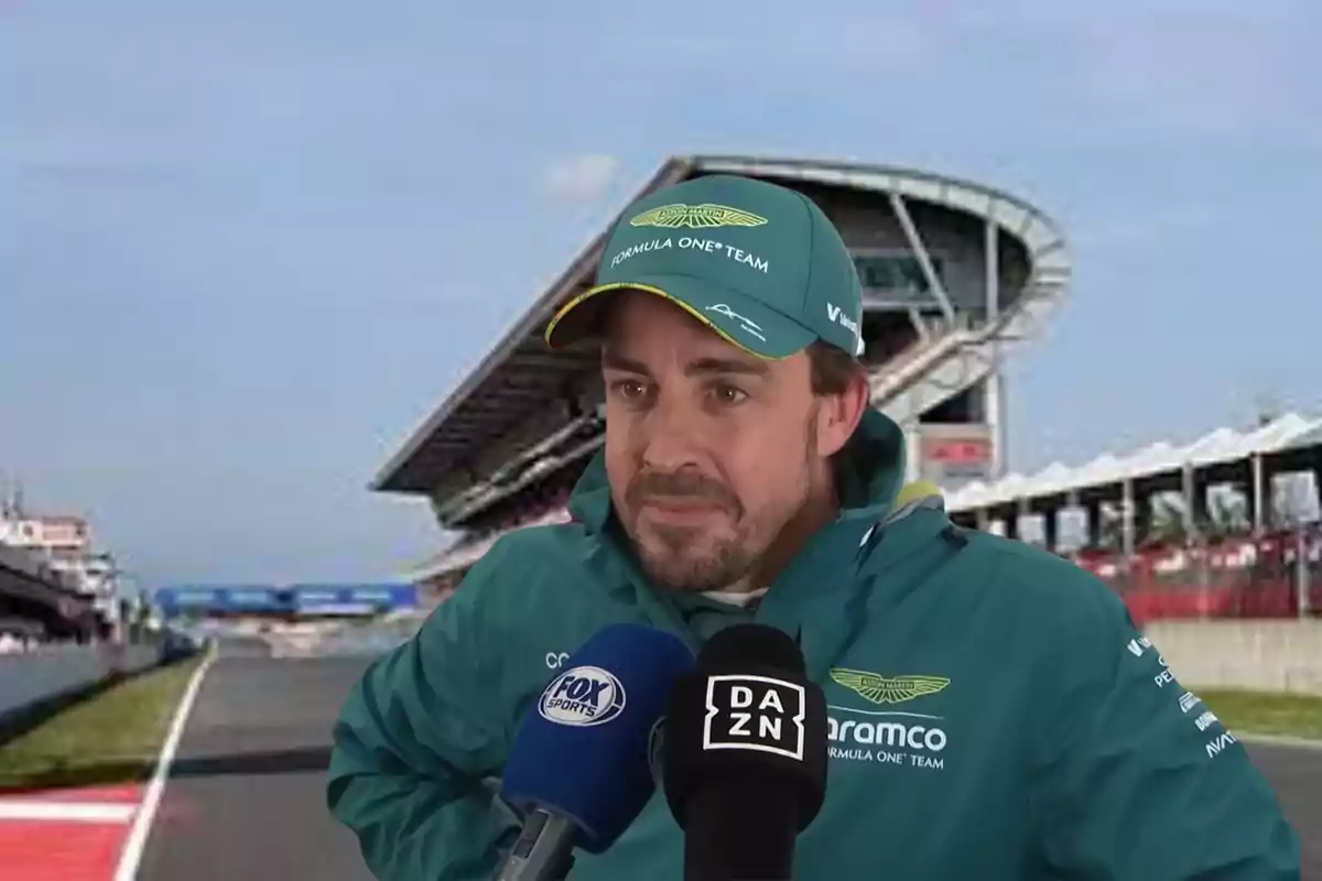 Persona con gorra y chaqueta del equipo de Fórmula 1 Aston Martin siendo entrevistada en un circuito de carreras.